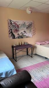 um quarto com duas camas e uma mesa na parede em Agartha Hostel em Boquete