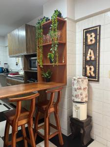 a kitchen with a wooden table and some plants at Apartamento Paraguayo - Proximo a Estadios Pablo Rojas La nueva Olla y Defensores del chaco - Centro historico in Asuncion