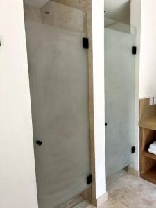 巴耶德布拉沃的住宿－Desnivel, Valle de Bravo，一间浴室,内有白色的门