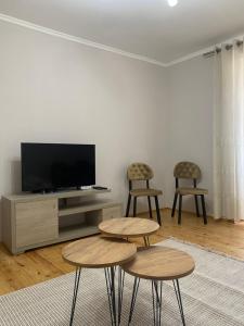 sala de estar con 2 mesas y 2 sillas en Aimari’s Apartment, en Shkodër