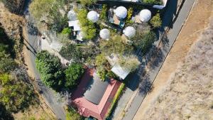 een uitzicht op een huis met satellietschotels bij Glamping Tortuga Verde in Ocotal