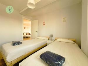 - 2 łóżka pojedyncze w pokoju z pokojem w obiekcie Dos Torres Mozart - Atardecer en Zaragoza w Saragossie