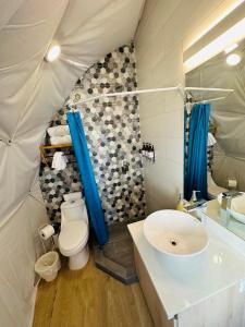 een badkamer met een wastafel en een toilet in een tent bij Glamping Tortuga Verde in Ocotal