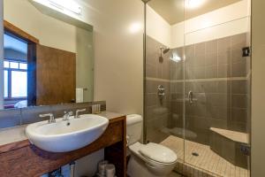 La salle de bains est pourvue d'un lavabo, de toilettes et d'une douche. dans l'établissement Copper Horse Lodge, à Golden