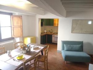 uma sala de estar com uma mesa e uma cadeira azul em Palazzo Reali Apartment - Camera nella storia di Pistoia em Pistoia