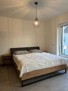 根瑟恩多夫的住宿－Wohlfühlen，一间卧室配有一张带吊灯的大床