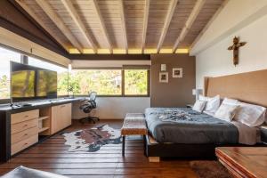 una camera con letto, scrivania e finestra di Hermosa Casa con Terraza y Vista al Lago en Avándaro a Valle de Bravo