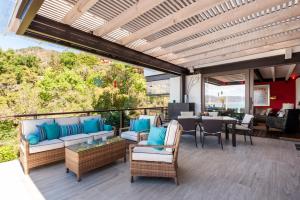 un patio con divani, sedie e un tavolo di Hermosa Casa con Terraza y Vista al Lago en Avándaro a Valle de Bravo