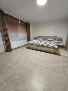 ein Schlafzimmer mit einem Bett und Fliesenboden in der Unterkunft Sleep & Go in Gyhum