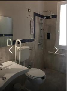 uma casa de banho com um WC, um lavatório e um chuveiro em ISOLA BEDDRA em Mazara del Vallo