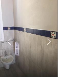 uma casa de banho com um WC e um lavatório em ISOLA BEDDRA em Mazara del Vallo