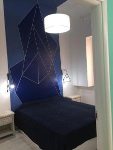 um quarto azul com uma cama e uma parede azul em ISOLA BEDDRA em Mazara del Vallo