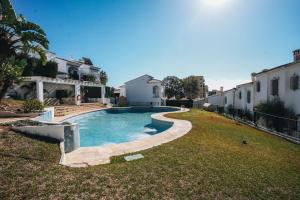 una piscina en el patio trasero de una casa en Villa Julia, ¡Beach, pool, sun and rest!, en Málaga