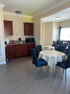 a living room with a table and chairs and a kitchen at Luxury apartment in Oakland in Oakland