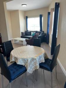 ein Wohnzimmer mit einem Tisch, Stühlen und einem Sofa in der Unterkunft Luxury apartment in Oakland in Oakland