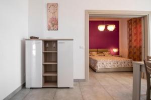 A bed or beds in a room at Villa Venera Fontane Bianche Charme Apartments