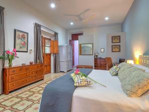 a large bedroom with a large bed with two pillows at Casa 411 in Mérida
