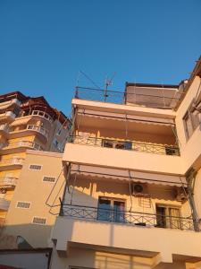 un edificio alto con balcón en la parte superior en Villa Sotiri en Sarandë