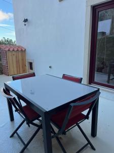un tavolo da ping pong con due sedie attorno di Bloom Cottage I - Sintra montain a Sintra