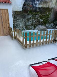 辛特拉的住宿－Bloom Cottage I - Sintra montain，墙上的木栅栏,带一张床