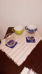 dois copos e uma tigela numa mesa em LA PAUSA DE ARECO em Martín Fierro