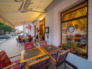 Reštaurácia alebo iné gastronomické zariadenie v ubytovaní Apartment Jinghu