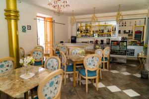 een restaurant met houten tafels en stoelen en een bar bij Adamas House Hotel Boutique in Quito