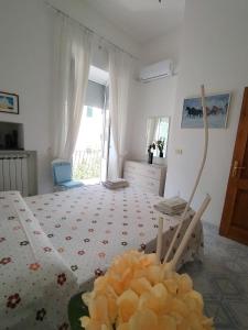En eller flere senge i et værelse på Ischia Ponte appartamento romantico 8 posti letto