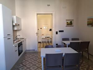 kuchnia i jadalnia ze stołem i krzesłami w obiekcie iLCastellano - Suites & Apartments w mieście Lecce