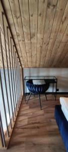 Zimmer mit einer Bank in einem Zimmer mit Holzdecken in der Unterkunft Loft Point 2 in Marciszów