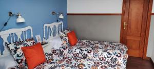 サン・クリストバル・デ・ラ・ラグーナにあるFinca Rural La Casa Verde Shalom Tenerifeのベッドルーム1室(ベッド1台、ベッド1台、椅子付)
