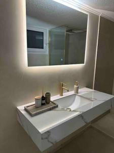 bagno con lavandino, specchio e tazze di Linear Flat - City Center - Private Parking a Chania Altre 35 foto