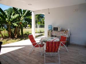 um pátio com uma mesa e 2 cadeiras e uma cozinha em GOa Hospedajes em Termas de Rio Hondo