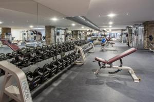 a gym with several rows of tread machines at Zürich City Reizendes tiny Studio Albisriederplatz in Zürich