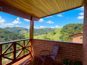 Pemandangan gunung umum atau pemandangan gunung yang diambil dari chalet +15 gambar