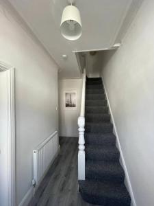 una escalera con una alfombra negra y una escalera en Suite 4 - Stylish Private Room in Old Swan, en Liverpool