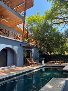 a house with a swimming pool and a deck at Casa Celajes Sol in Nosara