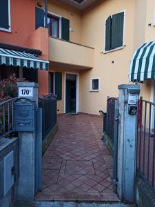 uma passagem fora de um edifício com um portão em Villetta a Novagli em Carpenedolo