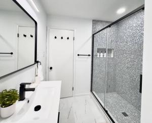 baño blanco con ducha y lavamanos en Veda Vista - Newly renovated - Rustic Modern Home, en Harpers Ferry