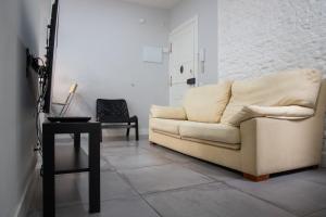 sala de estar con sofá y mesa en Apartamento de 4 dormitorios en Retiro, en Madrid