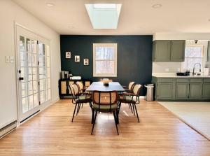 cocina con mesa y sillas en una habitación en Veda Vista - Newly renovated - Rustic Modern Home, en Harpers Ferry