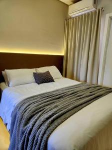 En eller flere senge i et værelse på Sua casa em Foz, localização incrível