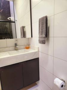 Vonios kambarys apgyvendinimo įstaigoje Sua casa em Foz, localização incrível