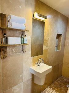 bagno con lavandino, specchio e asciugamani di Abbotsleigh of Whitby a Whitby