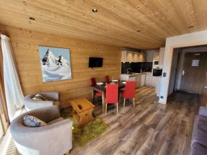 レ・ジェにあるAppartement rénové au pied des pistes, 4 pers., parking & WiFi - FR-1-598-136のテーブルと椅子、キッチンのあるリビングルーム