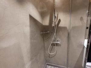 レ・ジェにあるAppartement rénové au pied des pistes, 4 pers., parking & WiFi - FR-1-598-136のシャワーヘッド付きのシャワー付きのバスルーム +8枚の写真