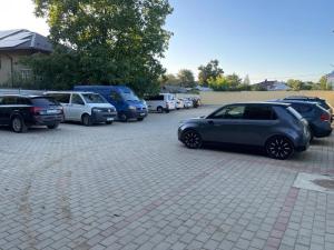 Ein Haufen Autos, die auf einem Parkplatz geparkt sind. in der Unterkunft Pensiunea Bianca in Botoşani