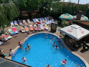 博托沙尼的住宿－比安卡旅館，游泳池内人们的头顶景色