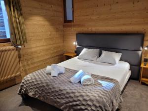 ein Schlafzimmer mit einem Bett mit Handtüchern darauf in der Unterkunft Appartement rénové aux Gets avec balcon, 3 chambres, WiFi, parking - FR-1-598-122 in Les Gets