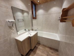 ein Badezimmer mit Waschbecken und Badewanne in der Unterkunft Appartement rénové aux Gets avec balcon, 3 chambres, WiFi, parking - FR-1-598-122 in Les Gets + 8 Fotos